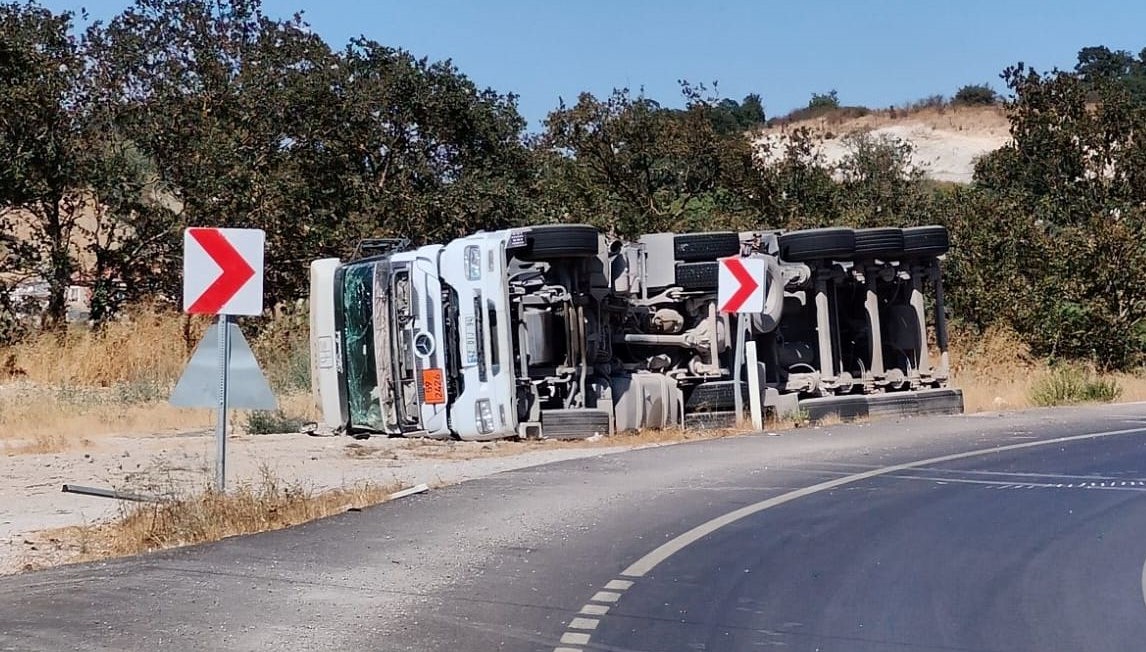 Balıkesir'de tanker devrildi, sürücü yaralandı
