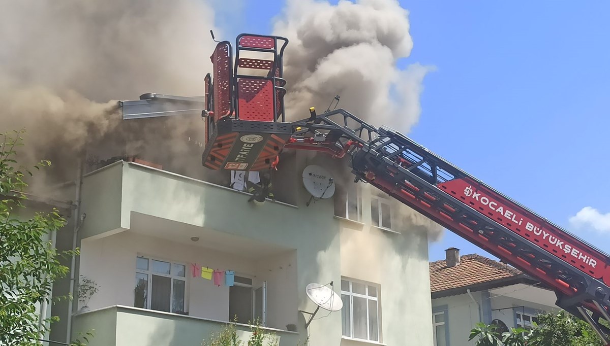 Çatıda başlayan yangın evi yaktı: 1 kişi hastaneye kaldırıldı