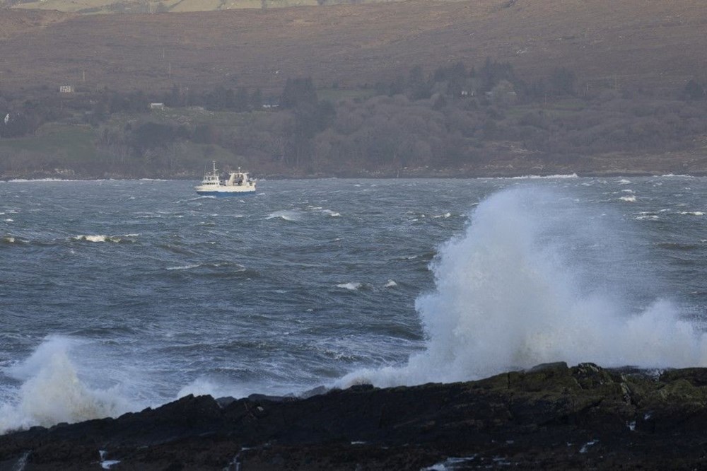 Yüzyılın en güçlü fırtınası: Rüzgar rekor kırdı, evler elektriksiz kaldı! - 8