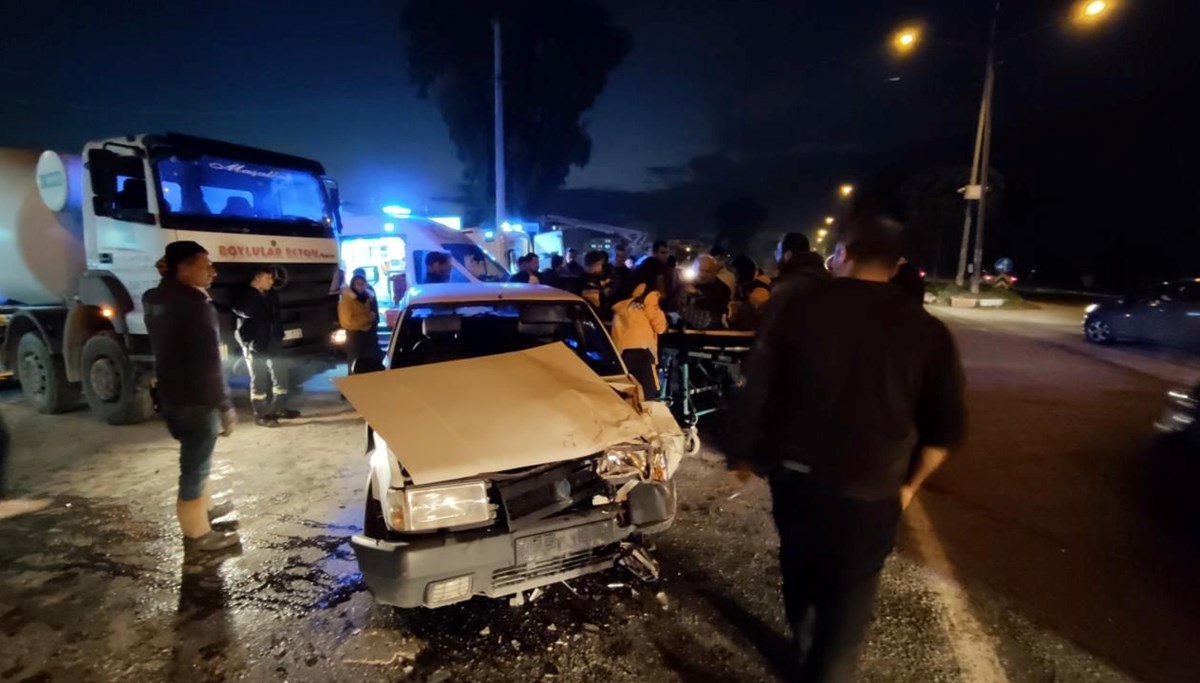 Hafif ticari araçla çarpışan otomobil beton mikserine çarptı: 3 yaralı Hafif ticari araçla çarpışan otomobil beton mikserine çarptı: 3 yaralı