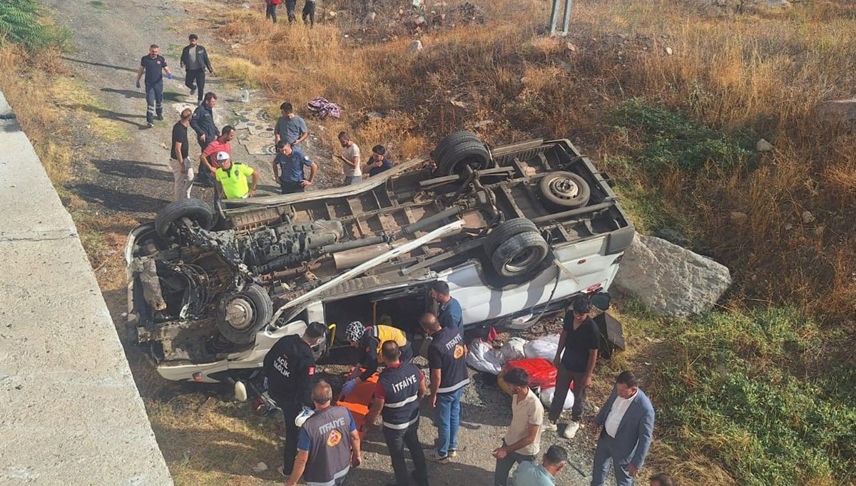 Fındık işçileri dönüş yolunda kaza yaptı: 14 yaralı Fındık işçileri dönüş yolunda kaza yaptı: 14 yaralı