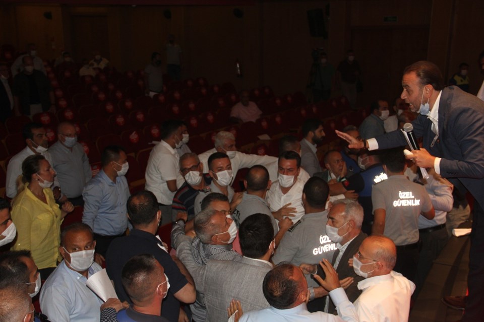 Adana Büyükşehir Belediyesi Meclisi'nde yumruklu kavga; belediye başkanı darbedildi - 1