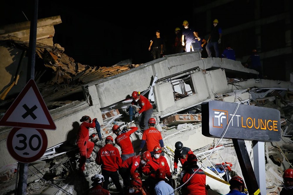 İzmir'de deprem sonrası enkaz altındakiler için zamana karşı yarış - 16