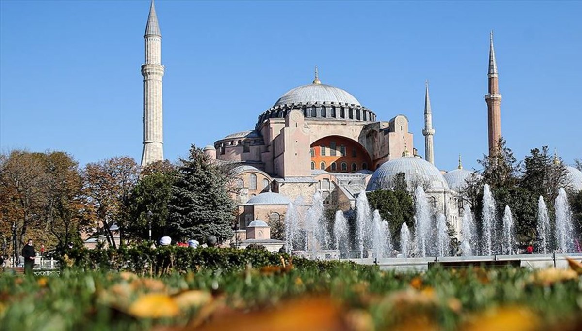 Ayasofya'da yeni dönem başladı: Turistik ziyaret 25 euro