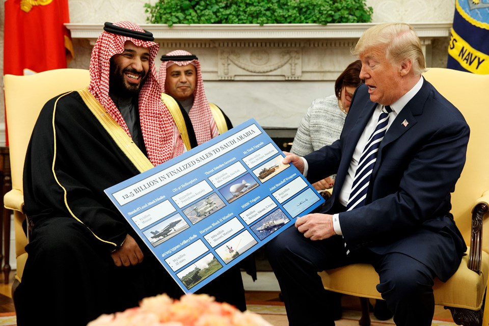 Trump Suudi Veliaht Prens Selman'a sattığı silahları gösterdi - 1