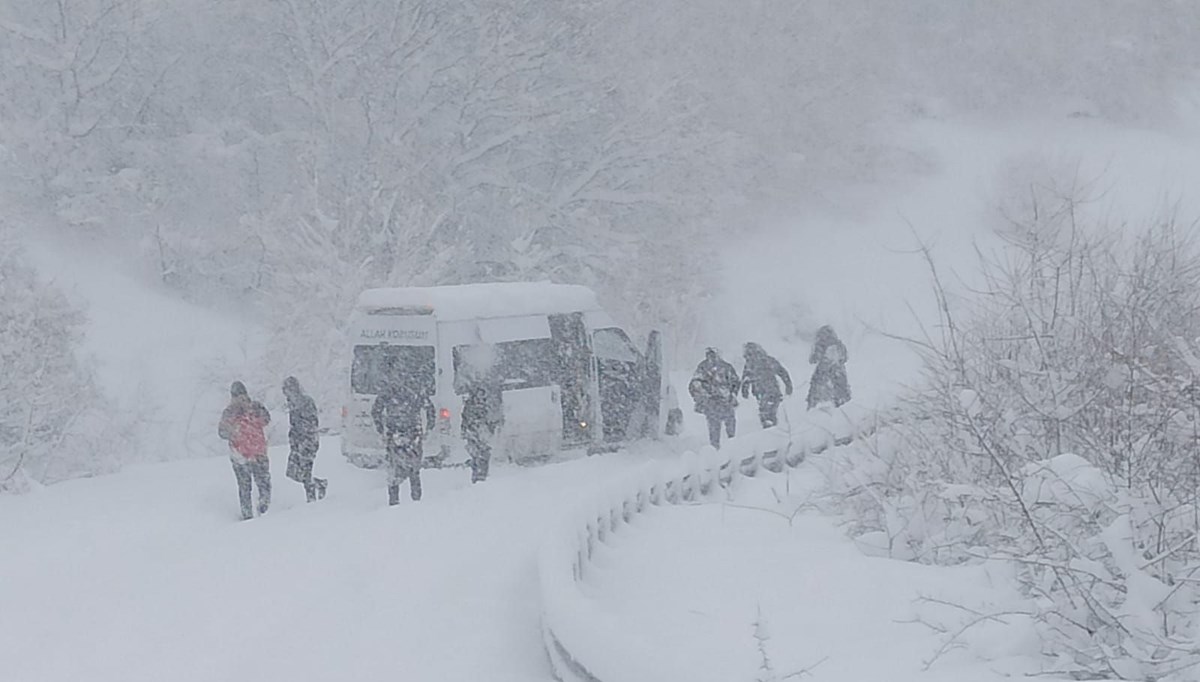 Ardahan’da eğitime kar engeli: Posof-Ardahan karayolu ulaşıma kapandı, araçlar mahsur kaldı