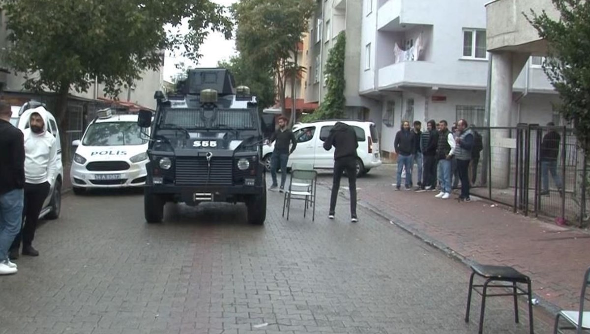 Esenyurt’ta kıraathaneye silahlı saldırı: 2 yaralı Esenyurt’ta kıraathaneye silahlı saldırı: 2 yaralı