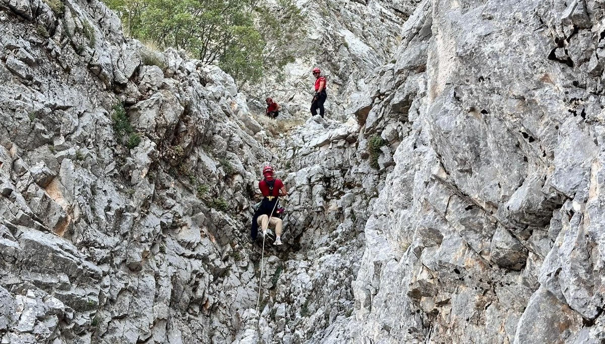 Yamaç paraşütçüleri kayalıklara düştü