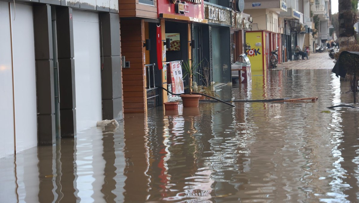 Hatay’da lodos ve sağanak yağış hayatı olumsuz etkiledi Hatay’da lodos ve sağanak yağış hayatı olumsuz etkiledi