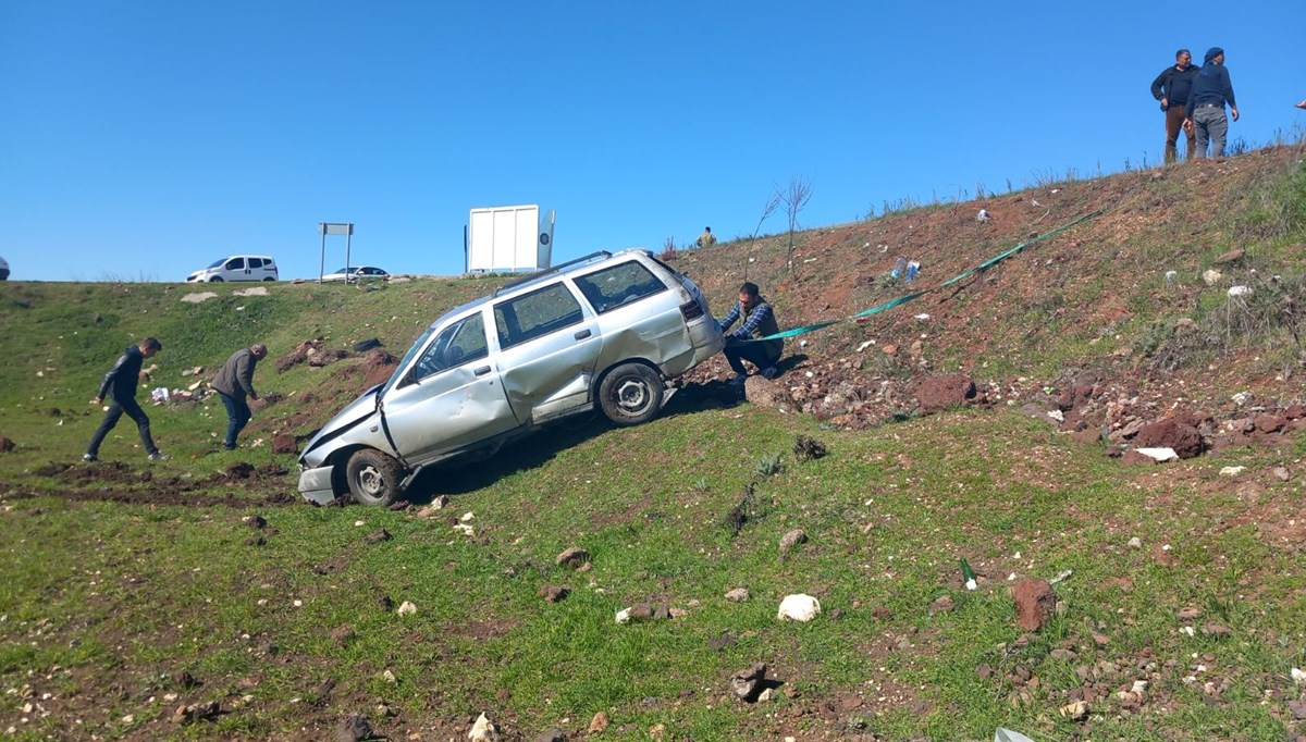 Diyarbakır'da otomobil şarampole devrildi: 4'ü çocuk 6 yaralı