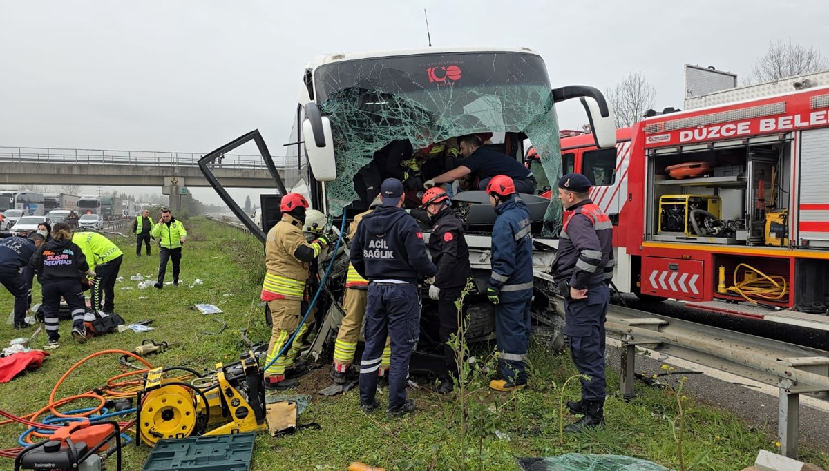 Düzce'de yolcu otobüsü kazası: 1'i ağır 17 yaralı