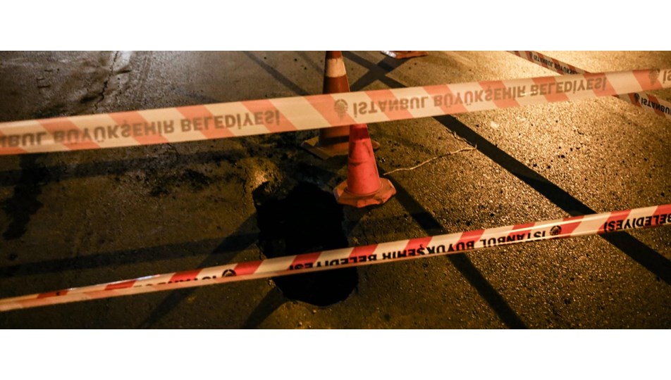 Esenyurt'ta çatlakların ardından yolda yeni çöküntü meydana geldi