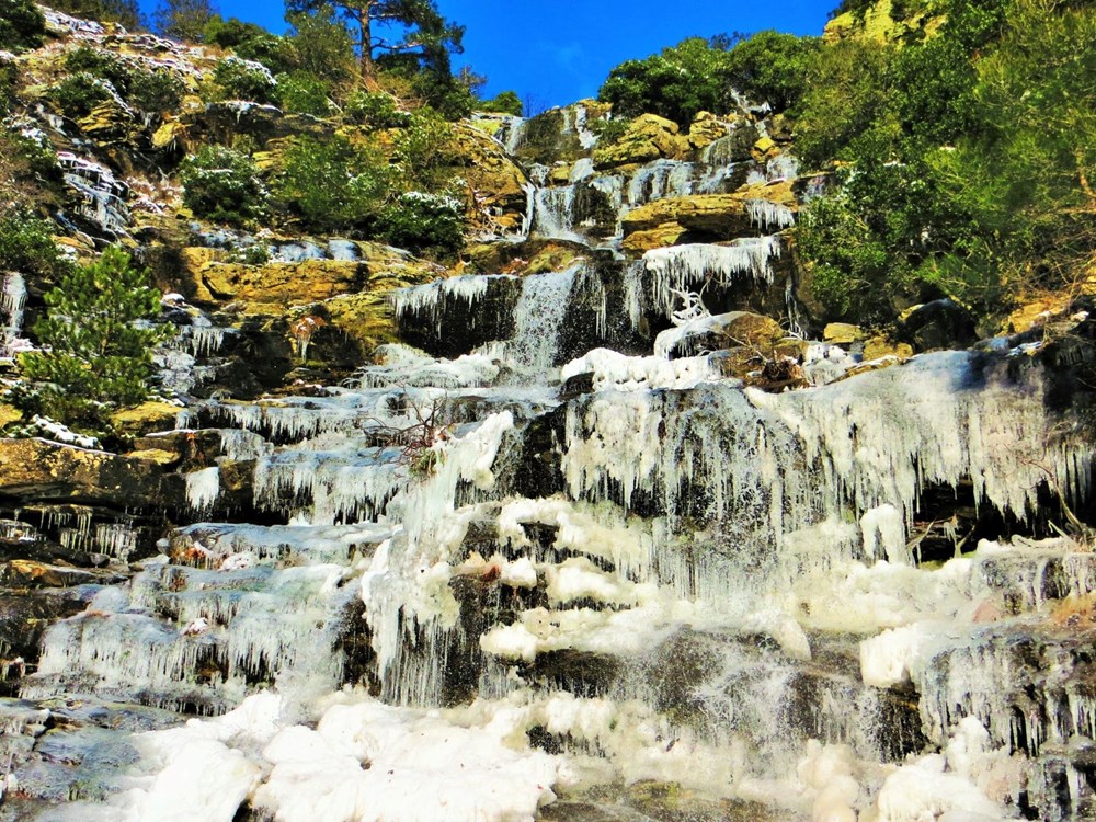 Kazdağları’nda şelaleler soğuktan buz tuttu - 1
