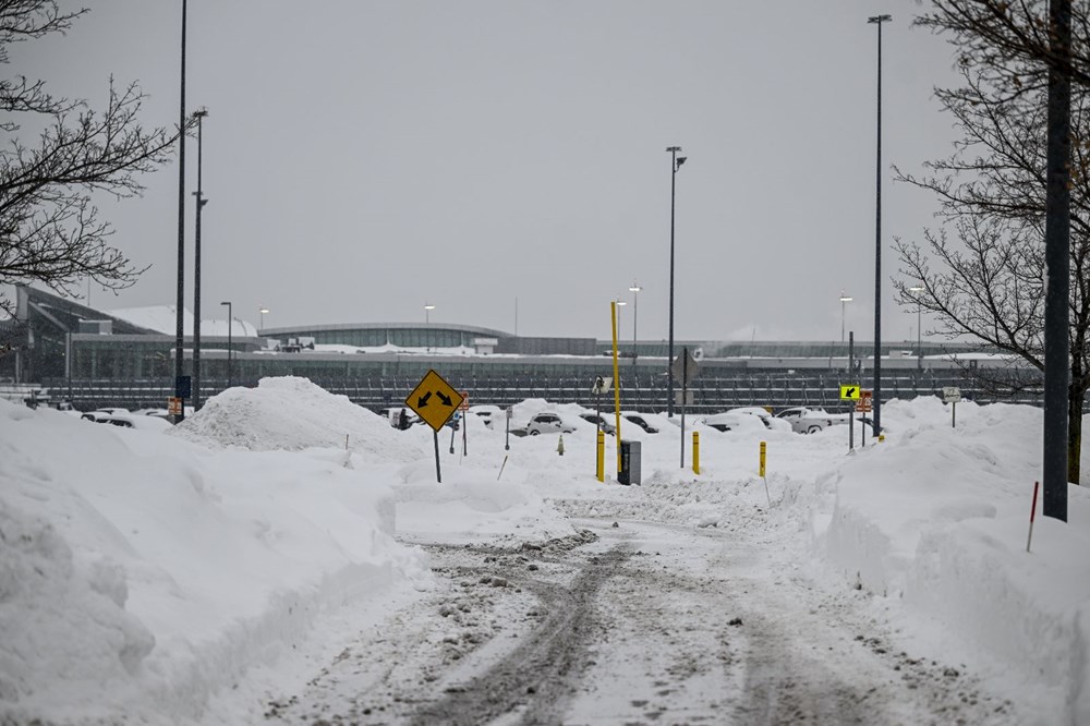 ABD'de hayat durdu: Kar fırtınası hava ve kara trafiğini felç etti - 6