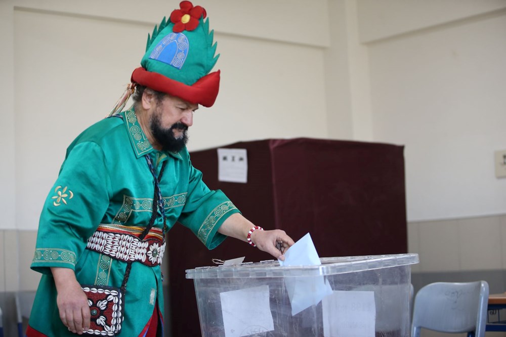 Sandık başından ilginç görüntüler: Kral da var astronot da - 7
