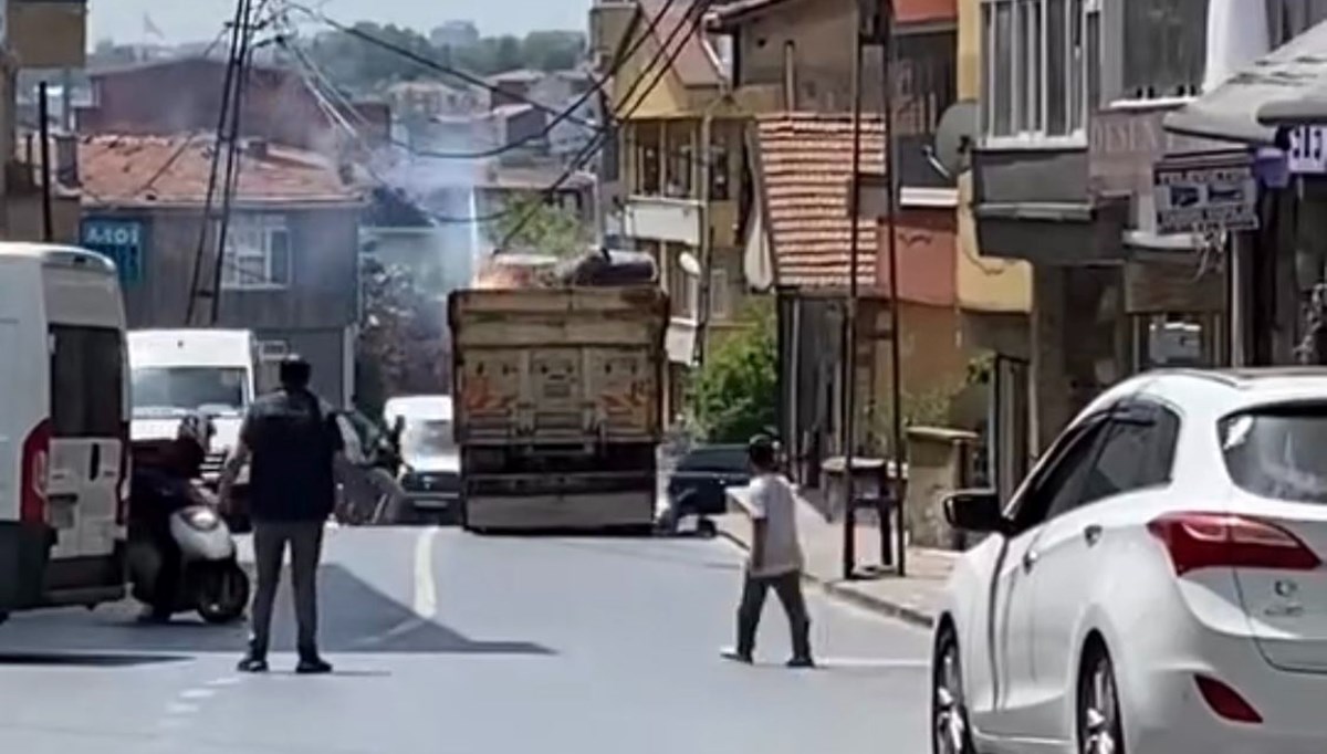 Kamyon elektrik kablolarını koparttı Kamyon elektrik kablolarını koparttı