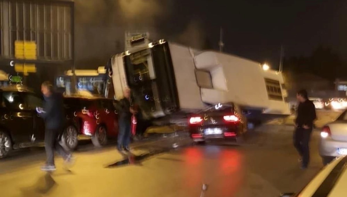 EGO otobüsü otomobillerin üzerine devrildi, 14 kişi yaralandı