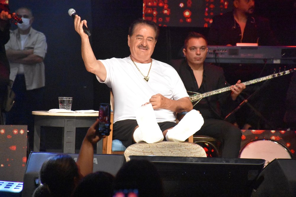 İbrahim Tatlıses ayağındaki kırık ile Çeşme'de sahne aldı - 1