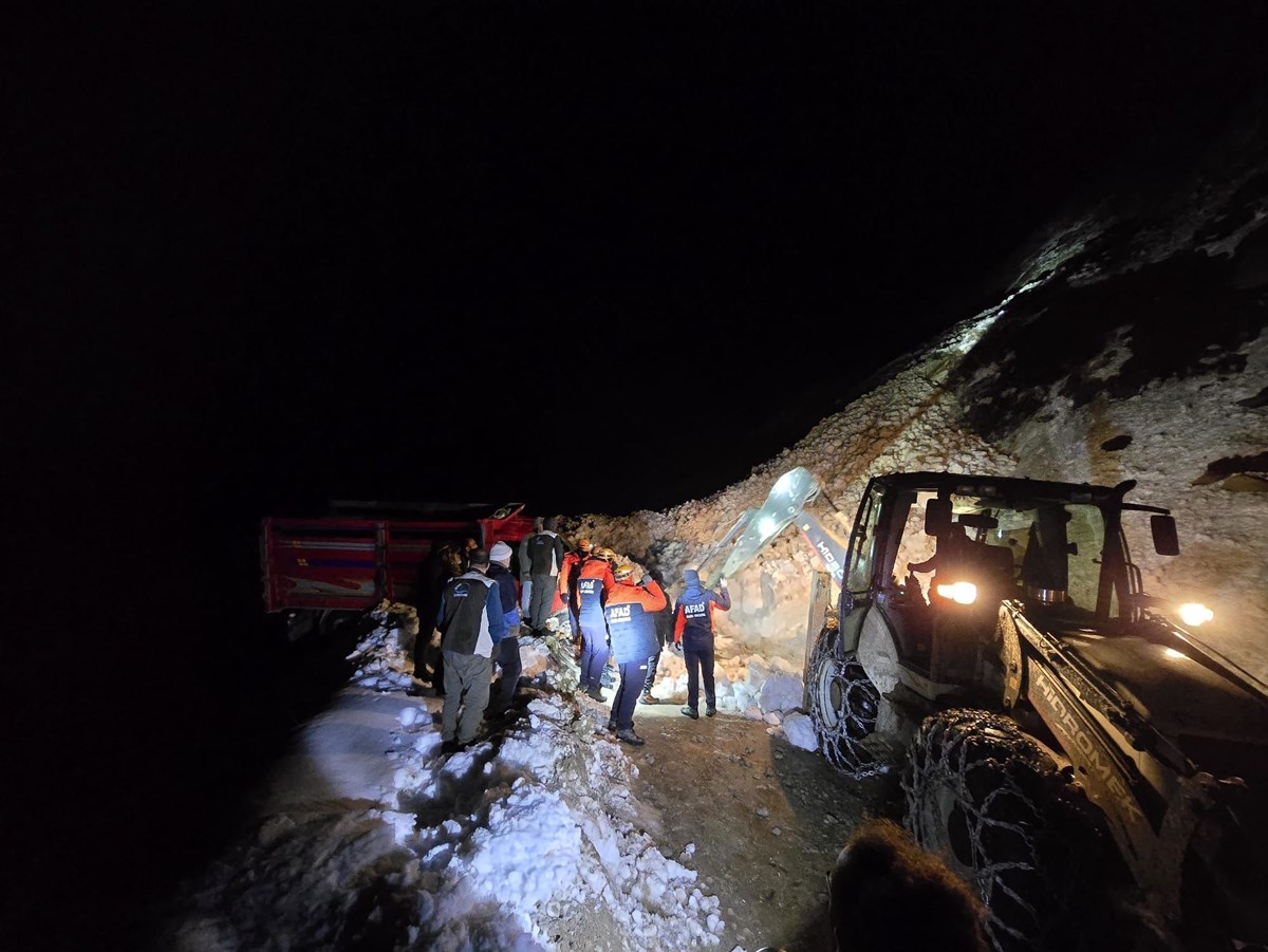 Ekipler mahsur kalan vatandaşları kurtarmak için zamanla yarıştı.