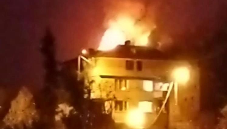 Saman dolu çatı yandı, mahalleli sokağa döküldü