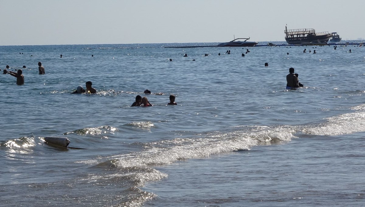 Mersin'de sahiller sakinliği sevenlere kaldı