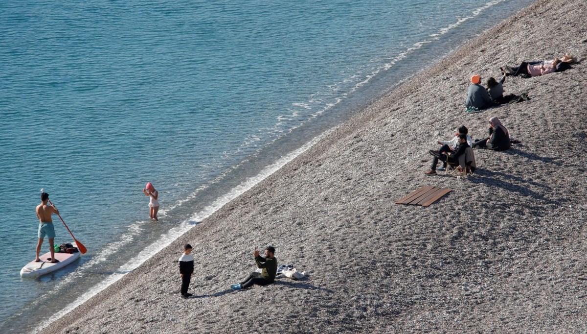 Hava sıcaklığı 22 dereceyi gösterdi: Kar manzarası eşliğinde denize girdiler