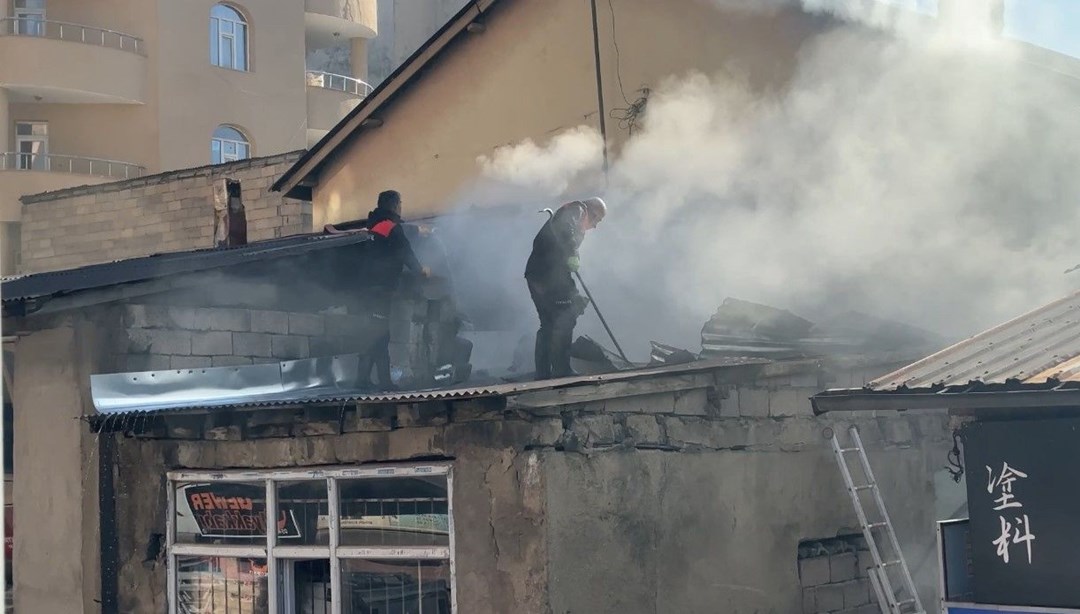 Hakkari'de bir iş yerinde yangın çıktı