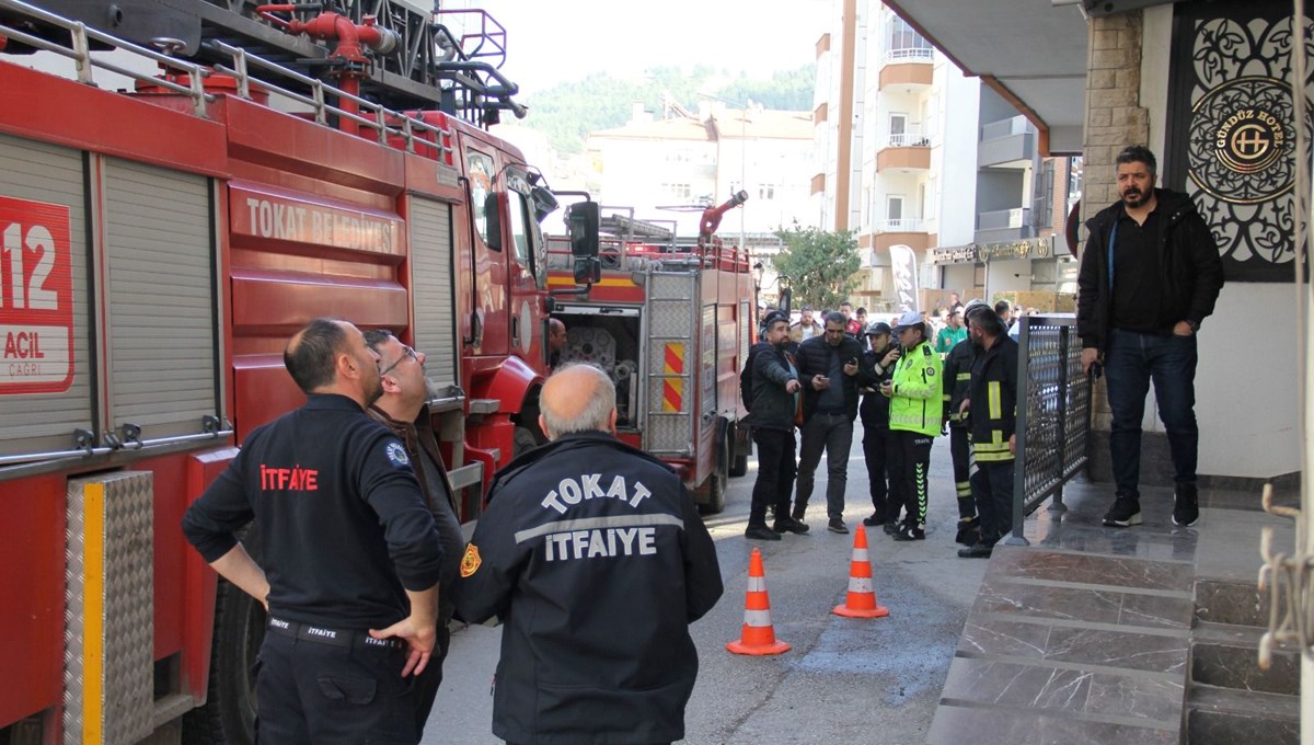Otelde yangın paniği: 1 kişi camdan atlayıp ağır yaralandı Otelde yangın paniği: 1 kişi camdan atlayıp ağır yaralandı