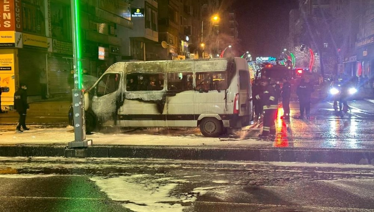 Diyarbakır'da seyir halindeki minibüs yandı: Facianın eşiğinden dönüldü