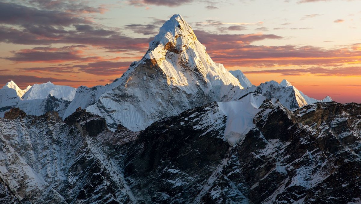 Nepalli kadın dağcı 10. kez Everest’e tırmanarak kendi rekorunu kırdı