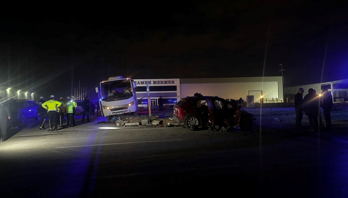 Polis minibüsü ile otomobil çarpıştı: 1 ölü, 11 yaralı