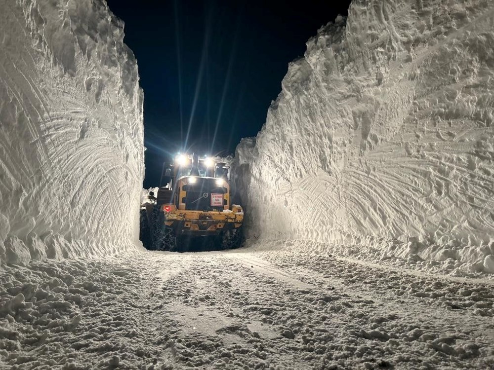 Hakkari'de 6 metreyi aşan kar tünelleri - 2