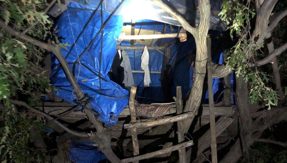 Firari hükümlü ağaç üstündeki çadırda yakalandı Firari hükümlü ağaç üstündeki çadırda yakalandı
