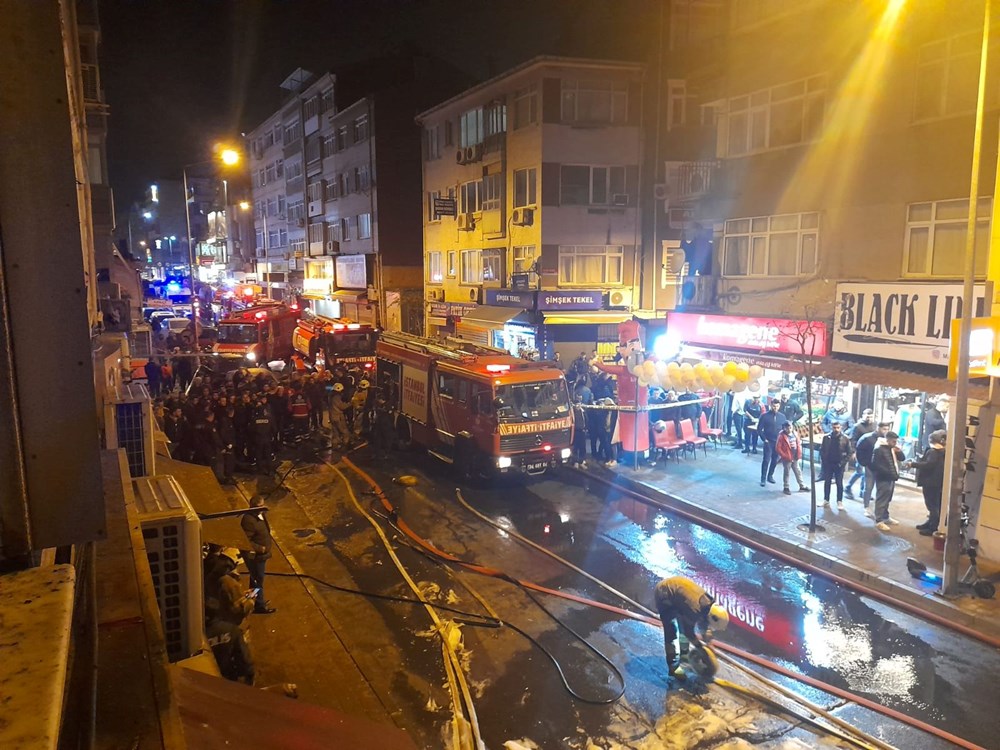 Fatih'te yangın: 5 araç kül oldu - 6