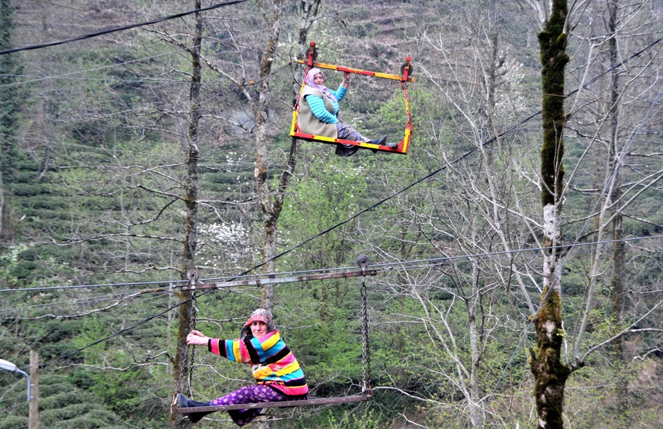 İlkel teleferiğin halatına takılan kadın, 25 metreden düşerek öldü - 1