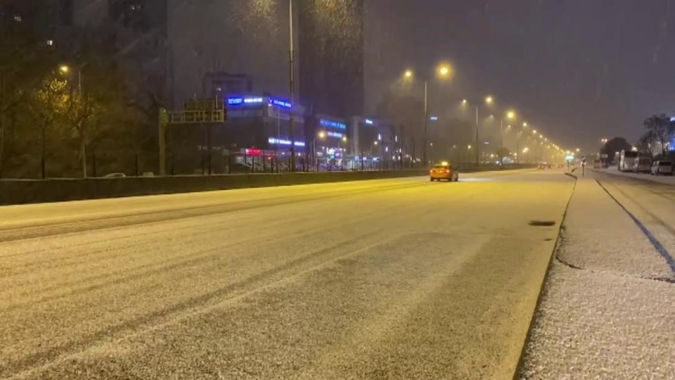 İstanbul'da kar yağışı etkisini artırdı - 1