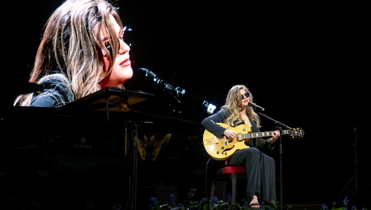 Anne olmaya hazırlanan ABD'li şarkıcı Melody Gardot Antalyalı müzikseverlerle buluştu