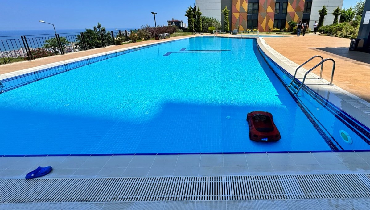Akülü arabasıyla havuza düştü