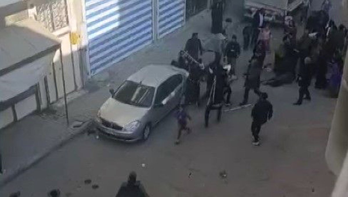 İki aile arasında silahlı kavga: Biri çocuk 2 ağır yaralı İki aile arasında silahlı kavga: Biri çocuk 2 ağır yaralı
