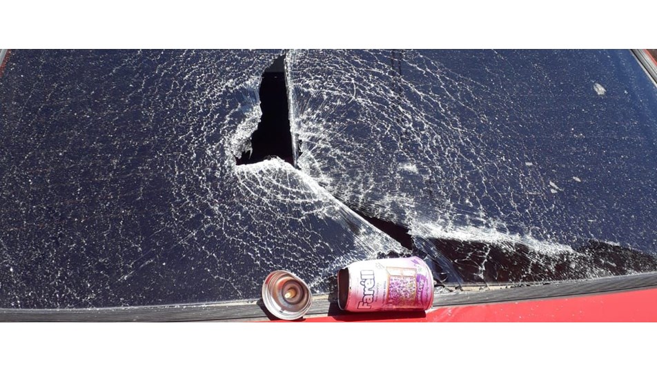 Patlayan deodorant kutusu otomobilin camını kırdı