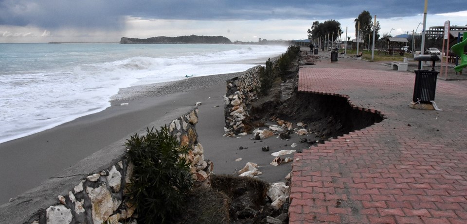 Antalya'da dev dalgalar sahildeki duvarları yıktı - 1