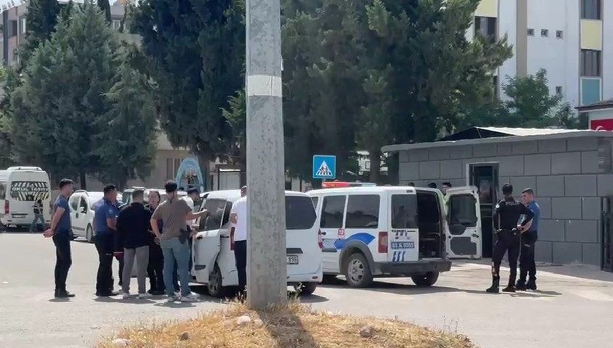 Adliye önünde taşlı sopalı kavga: Yaralılar var Adliye önünde taşlı sopalı kavga: Yaralılar var