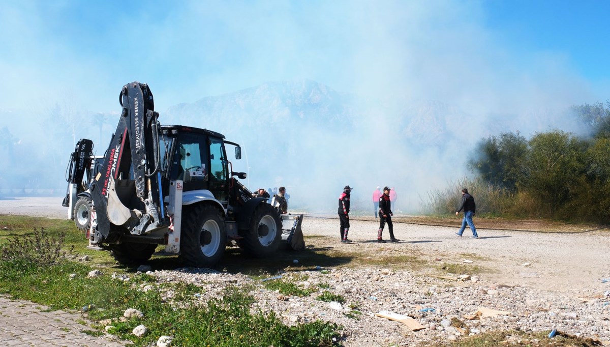 Antalya'da ormanlık alanda çıkan yangın söndürüldü