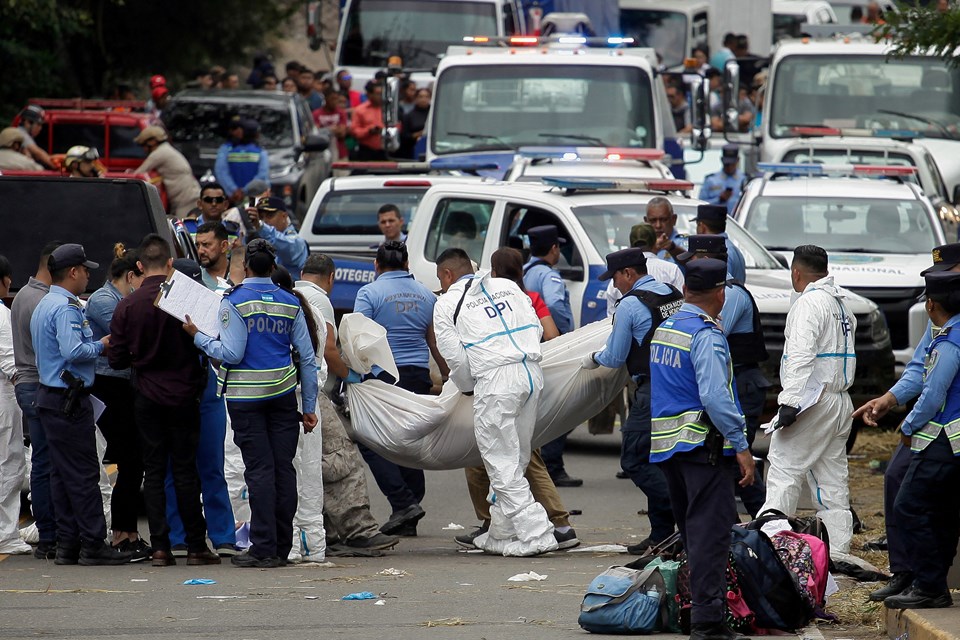 Honduras'ta otobüs köprüden düştü: Çok sayıda ölü ve yaralı var - 1