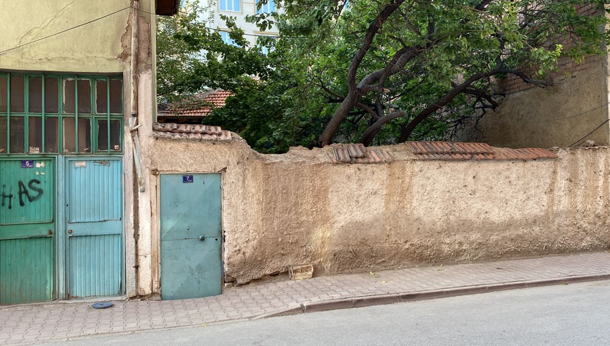Konya'da bir evin bahçesinde toprağa gömülü kadın cesedi bulundu Konya'da bir evin bahçesinde toprağa gömülü kadın cesedi bulundu