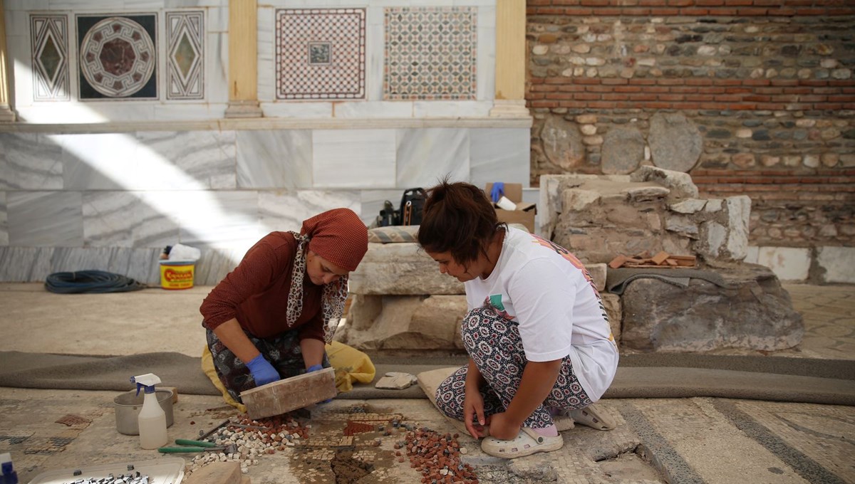 Sardes Antik Kenti'ndeki 2 bin yıllık mozaikler restore ediliyor
