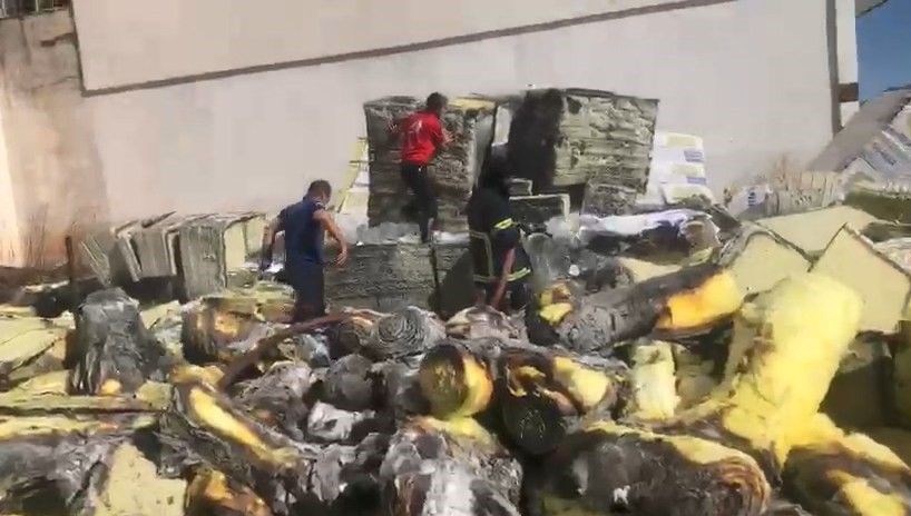 Elazığ'da depo yandı