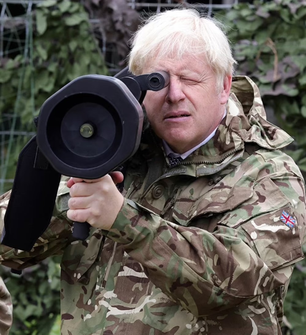 Boris Johnson, İngiltere'de eğitim gören Ukraynalı askerleri ziyaret etti: El bombası attı - 7