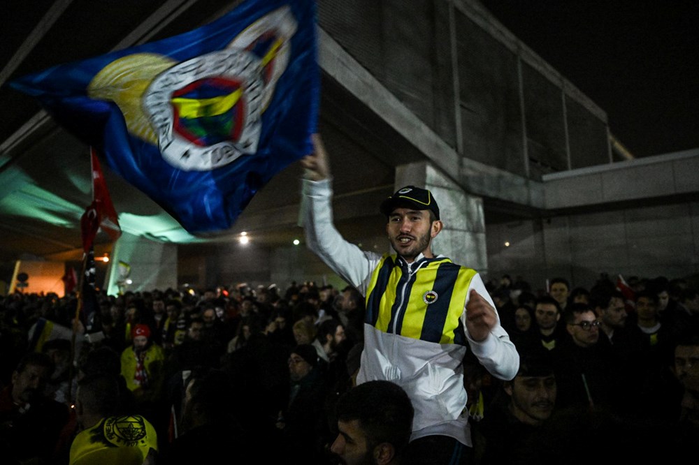 Fenerbahçeli ve Galatasaraylı taraftarlar havalimanlarına akın etti - 2