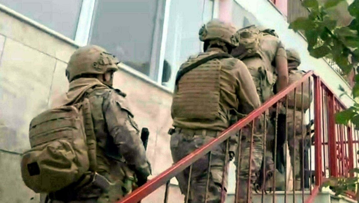 İzmir'de terör operasyonu: 9 gözaltı İzmir'de terör operasyonu: 9 gözaltı